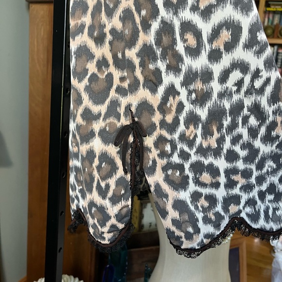VINTAGE ARISTOCRAFT LEOPARD PRINT SLIP WITH BLACK TRIM SIDE SLITS SIZE MEDIUM - Picture 3 of 13